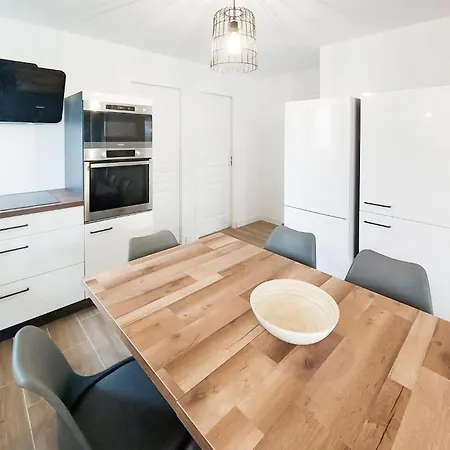 3 Bedroom Beautiful In Sur Holiday home