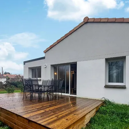 3 Bedroom Beautiful In Sur La Plaine-sur-Mer